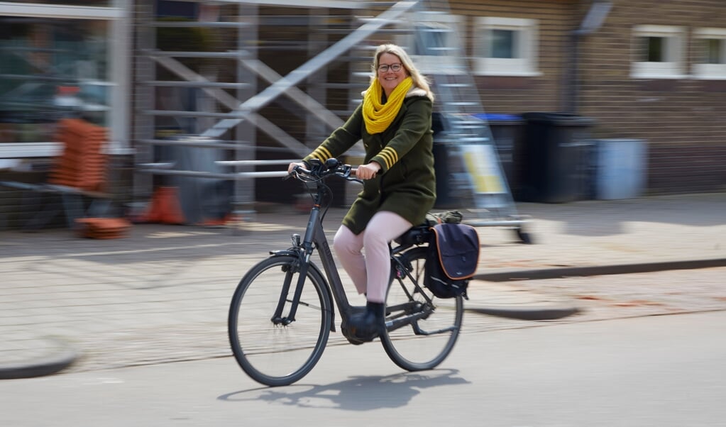 Ic-verpleegkundige Annet Duin: 'Als ik naar mijn werk reed, fietste ik langs een lege snelweg. We waren solidair met elkaar, maar dat gevoel is nu weg.' (beeld Jaco Klamer)