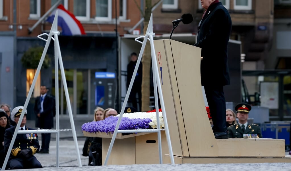 Andre van Duin tijdens zijn toespraak ter gelegenheid van de Nationale Dodenherdenking op de Dam. (beeld anp / Royal Images Koen van Weel)