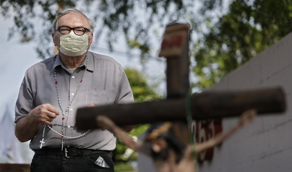 Een antiabortusdemonstrant bij de Northpark Medical Group abortuskliniek in Dallas, Texas. (beeld epa / Larry W. Smith)