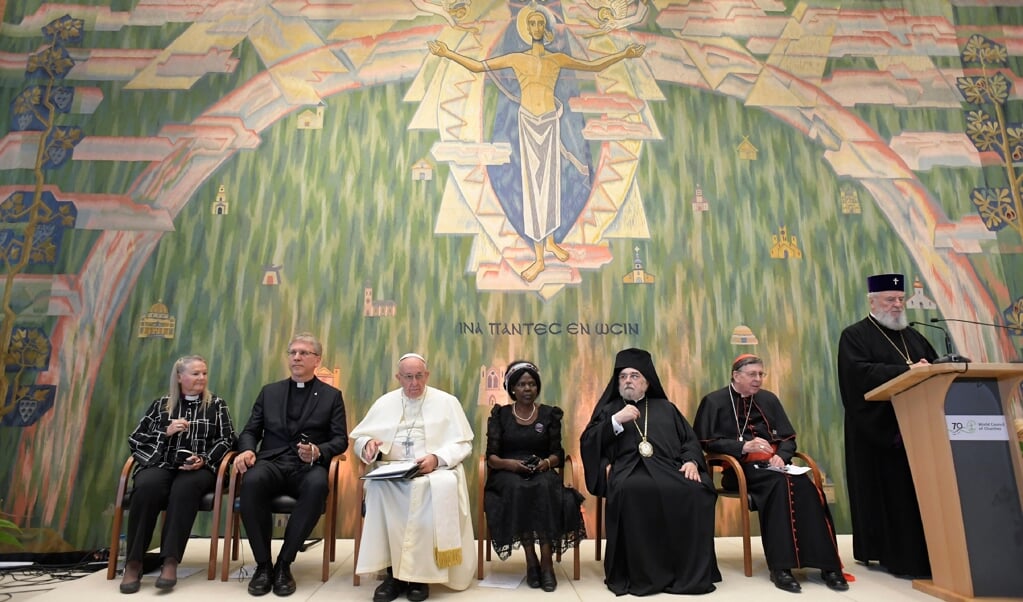 Paus Franciscus (in het wit) bezoekt het gebouw van de christelijk-oecumenische Wereldraad van Kerken in Bossey (bij Geneve). (beeld afp / Vatican Media)