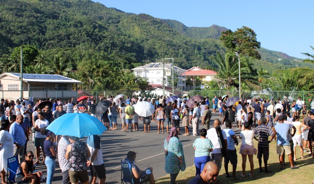 Inwoners van Victoria, de hoofdstad van de Seychellen. (beeld afp / Rassin Vannier)