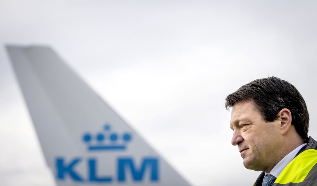 KLM-topman Pieter Elbers bij een toestel van luchtvaartmaatschappij KLM op luchthaven Schiphol. (beeld anp / Koen van Weel)