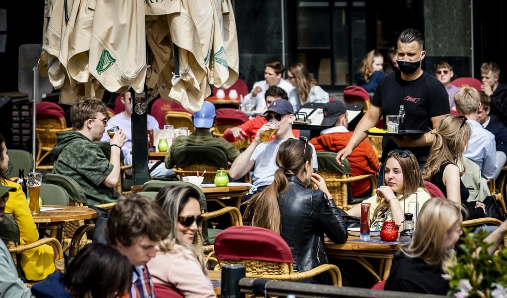 2021-04-28 14:17:52 AMSTERDAM - Terrasgangers op het Leidseplein. De terrassen mogen dagelijks weer open, waarbij de coronamaatregelen van kracht zijn. ANP REMKO DE WAAL (beeld anp / Remko de Waal)