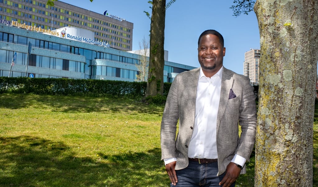 Gaetan Mbwete (33) is vastgoedinvesteerder en vastgoedadviseur voor migrantenkerkkoepel SKIN. Hij ervaarde de hand van God bij zijn genezing van COVID-19 toen hij in 2020 op de ic lag in het ziekenhuis waar hij 32 jaar eerder was geboren, het Hagaziekenhuis in Den Haag. (beeld Dirk Hol)