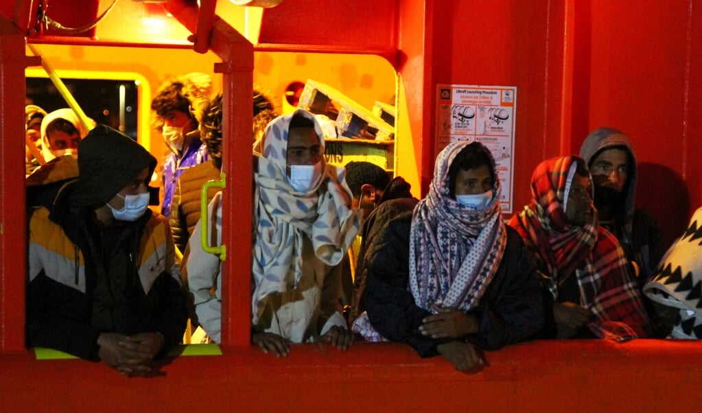 Een deel van de migranten wacht een aantal dagen nadat ze op zee waren opgepikt, op vertrek uit de haven van Lampedusa. (beeld afp / Mauro Seminara)