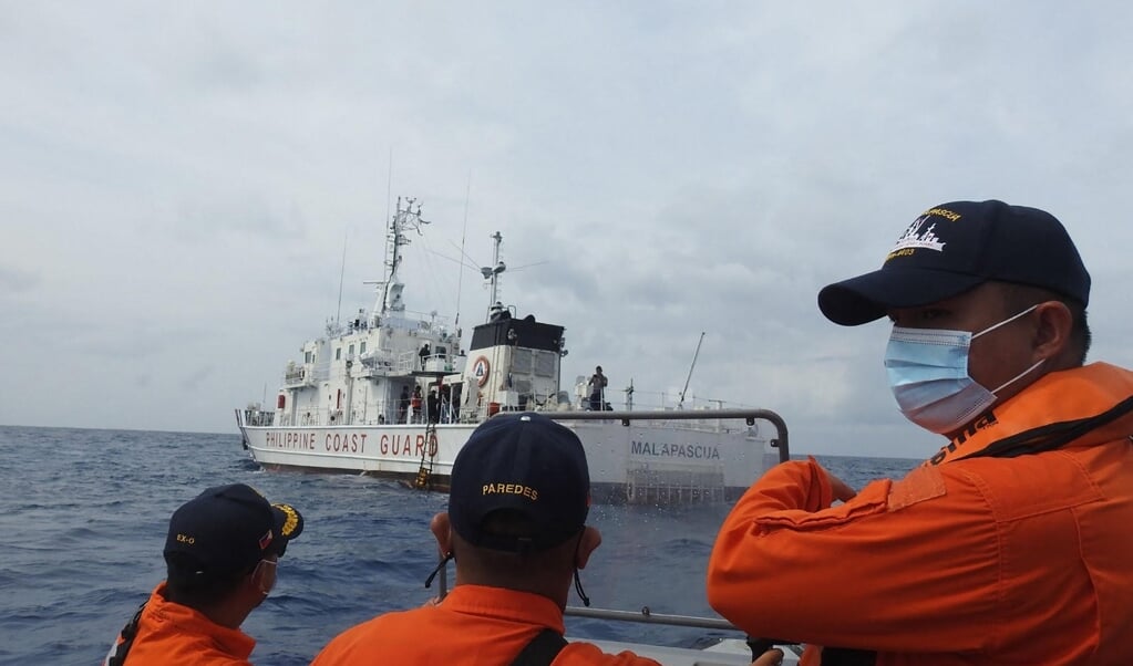De Filipijnse kustwacht oefent in de omgeving van het eiland Thitu in de Zuid-Chinese Zee. China probeert deze wateren steeds meer toe te eigenen. (beeld afp)
