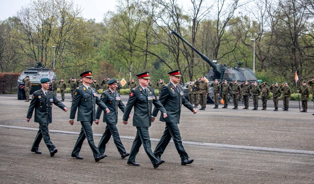 Met veel ceremonie wordt op 't Harde de nieuwe Delta-batterij ingewijd. Langzaam krabbelt de landmacht weer op. (beeld Raymond Rutting)