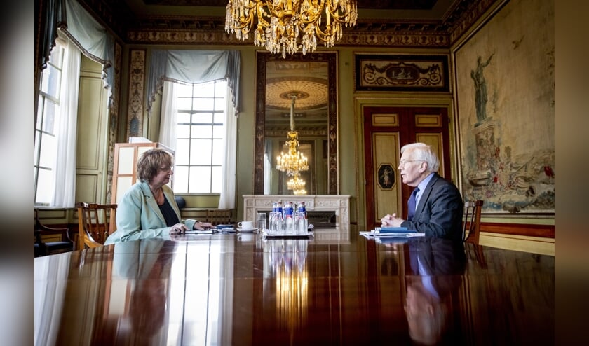 Informateur Mariette Hamer ontvangt oud-informateur Herman Tjeenk Willink in de Stadhouderskamer. Hamer nodigt maandag net als haar voorganger eerst de kleine partijen uit voor een gesprek. (beeld anp / sem van der wal)