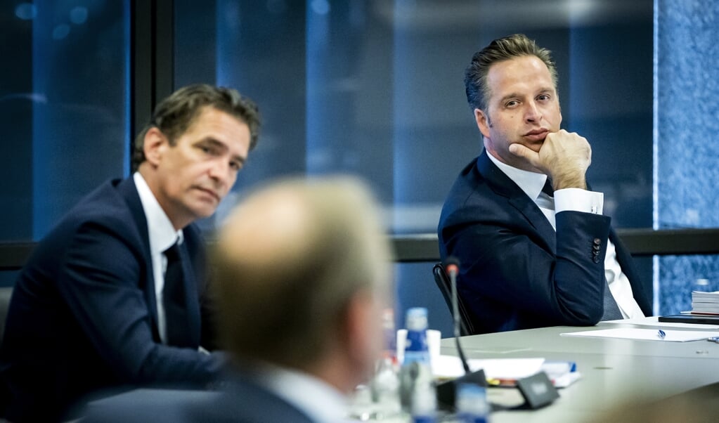 Bas van 't Wout, demissionair minister van Economische Zaken en Klimaat, en demissionair minister Hugo de Jonge (Volksgezondheid, Welzijn en Sport) tijdens het wetgevingsoverleg in de Troelstrazaal. (beeld anp / Remko de Waal)