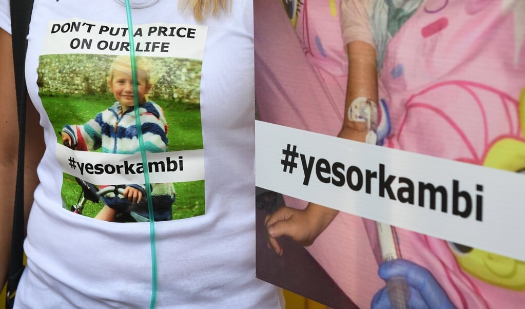 Demonstranten vragen om het beschikbaar maken van het medicijn Orkambi tijdens een protest in Londen in 2017. Het nieuwe middel, Kaftrio, is een opvolger ervan. (beeld epa / Facundo Arrizabalaga)