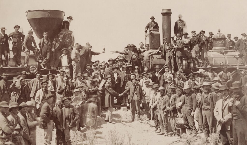 Spoorwegwerkers ontmoetten elkaar bij Promontory Summit in Utah. (beeld yale university libraries / Andrew J. Russell)