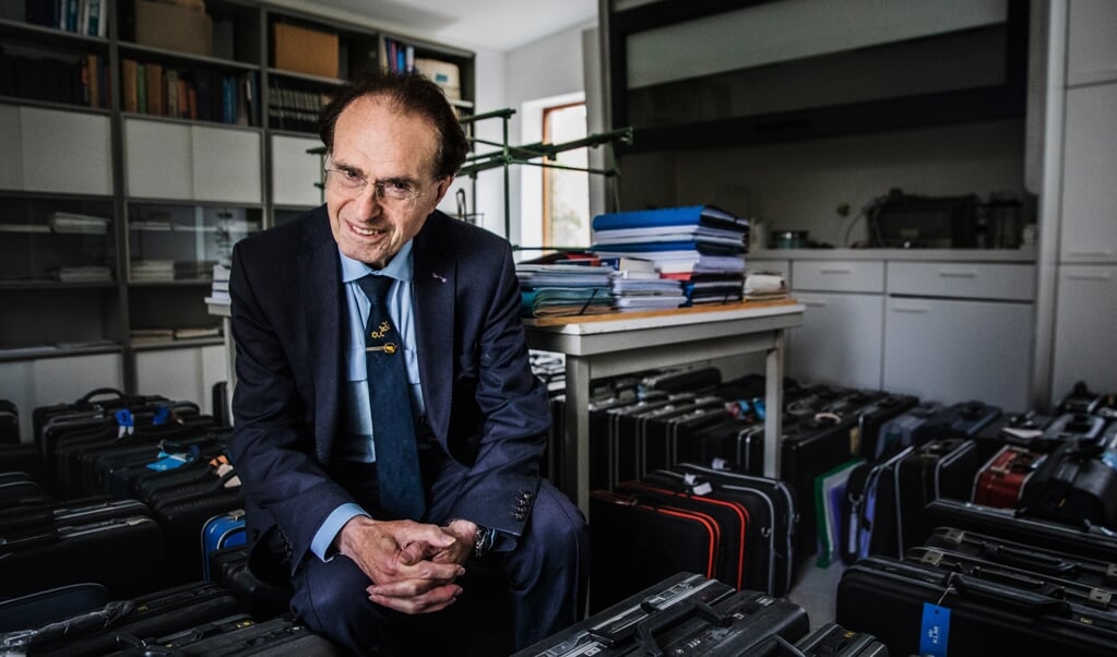 Ronald Waterman bij de koffers in zijn berging, met daarin de juiste paperassen voor elk land waar hij als adviseur naartoe kan worden geroepen. (beeld Aurélie Geurts)