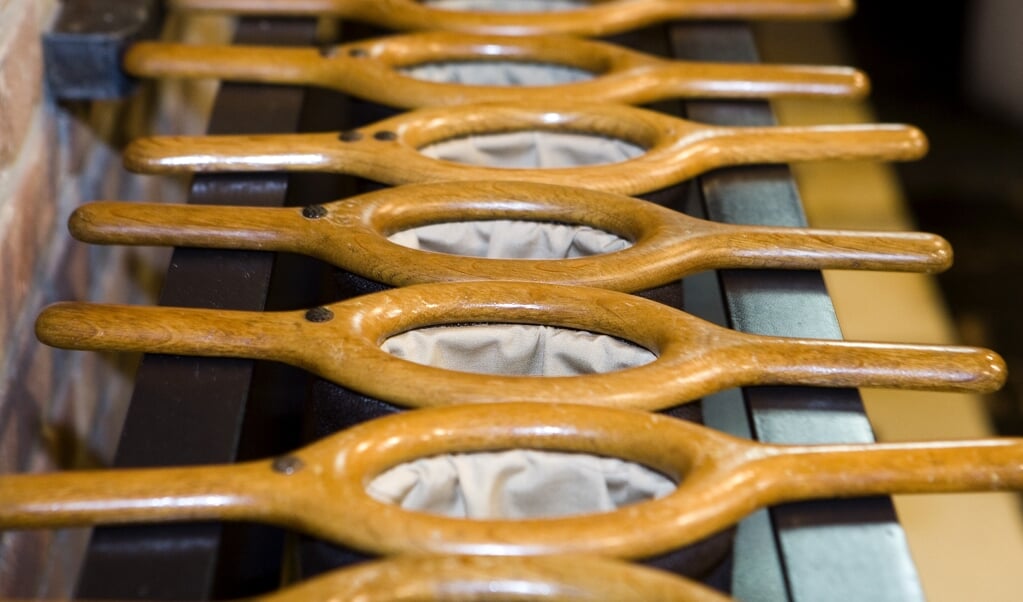 Collectezakken in de kerk van Bant, Flevoland. Misgelopen collecte-inkomsten weten kerken maar deels te compenseren met online donaties. (beeld anp / Koen Suyk)