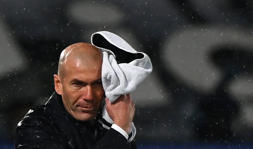 Zinedine Zidane, de Franse coach van Real Madrid, wist het zweet af tijdens het duel met Real Betis op 24 april. (beeld afp / Gabriel Bouys)