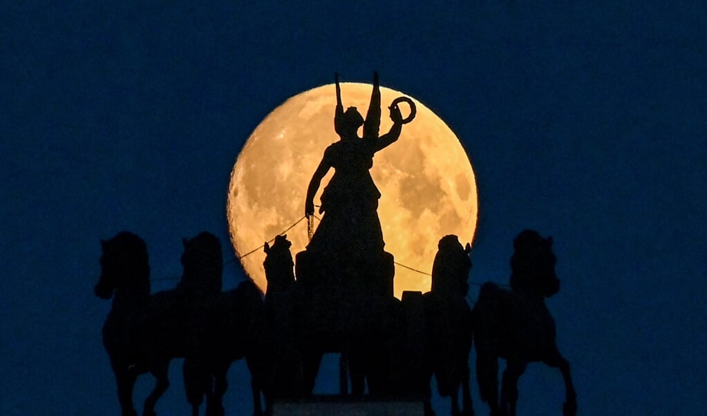 De maan verlicht het Russisch overwinningsbeeld aan de Koetoezovsky Avenue in Moskou. Napoleon liep hier in 1812 vast. (beeld afp / Kirill Kudryavtsev)