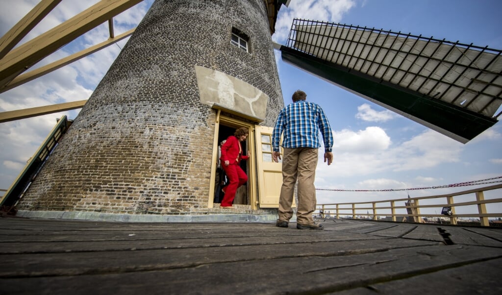 2018-05-11 15:37:49 SCHIEDAM - Minister Ingrid van Engelshoven van Onderwijs, Cultuur & Wetenschap geeft het officiele startsein van de 46ste Nationale Molendag op molen De Vrijheid. ANP JERRY LAMPEN (beeld anp / Jerry Lampen)