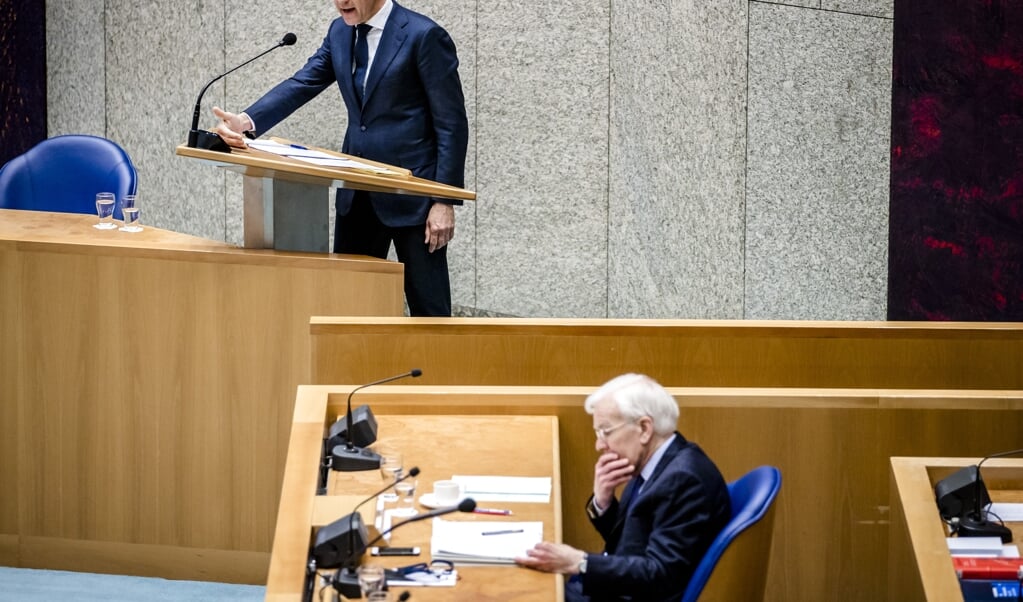 Mark Rutte (VVD) en informateur Herman Tjeenk Willink (PvdA) tijdens het debat in de Tweede Kamer over het eindverslag van de informateur. (beeld anp / Remko de Waal)