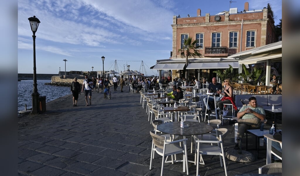 2021-05-13 22:37:35 Local and tourist sit at terraces and walk through the old town of Chania (La Canee) in the north west of the island of Crete, on May 13, 2021. Greece easies the Covid-19 measures in welcoming international tourists on May 14.
Louisa GOULIAMAKI / AFP (beeld Greece Easies the Covid-19 Measures in Welcoming International Tourists on may 14.
louisa Gouliamaki / afp)