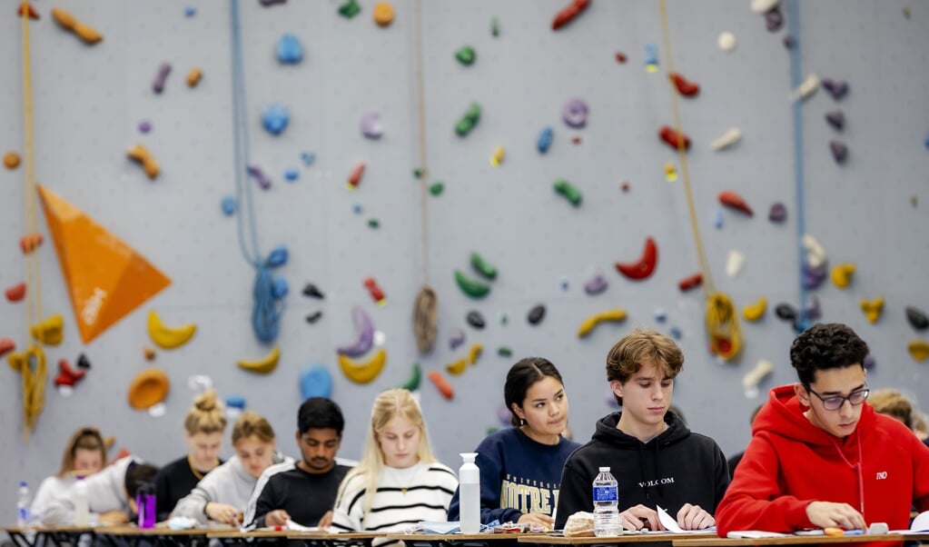 Leerlingen van Atheneum College Hageveld in Heemstede buigen zich over hun eindexamen wiskunde. (beeld anp / Robin van Lonkhuijsen)