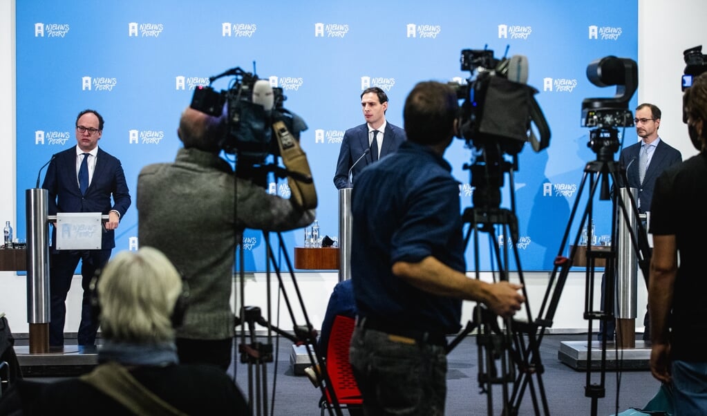 De ministers Koolmees, Hoekstra en Wiebes tijdens een persconferentie in 2020 over het steun- en herstelpakket. (beeld anp / Sem van der Wal)
