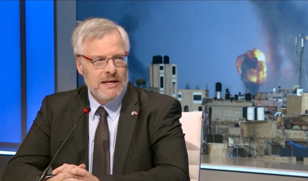 Ambassadeur van Israël in Nederland, Naor Gilon: 'Wie geweld van Hamas tegen de burgerbevolking in Israël in verband brengt met de huizenkwestie in Jeruzalem, speelt deze terroristische organisatie in de kaart.' (beeld Family 7)
