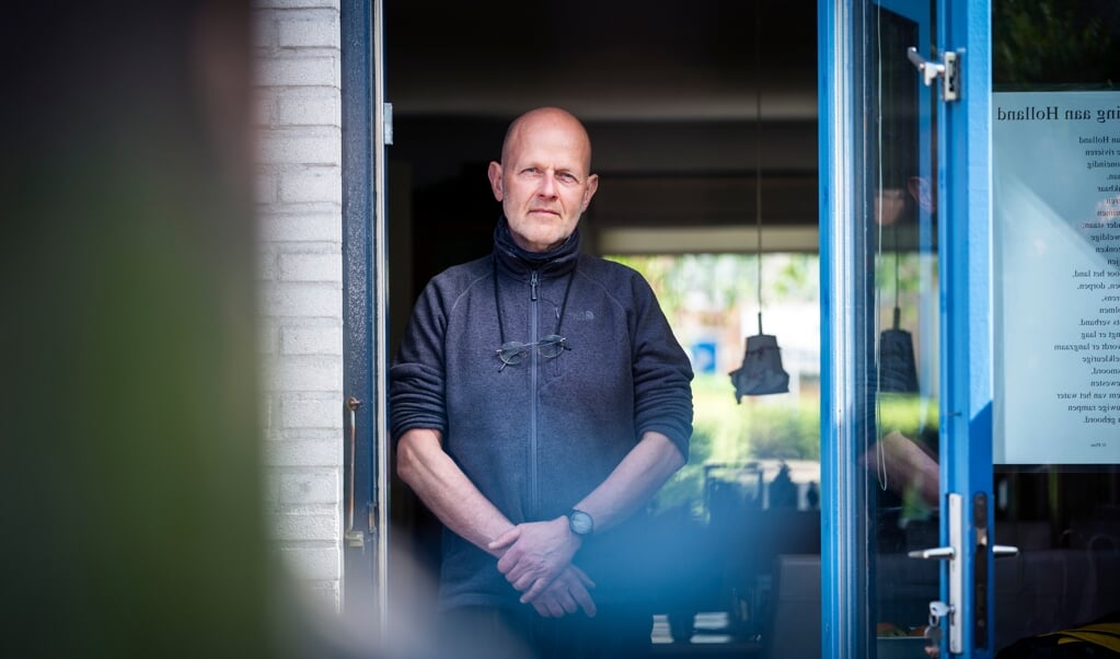 Dominee Peter van Dolderen kan lhbti'ers niet het avondmaal weigeren, zoals zijn kerkorde voorschrijft. (beeld Jeroen Jumelet)