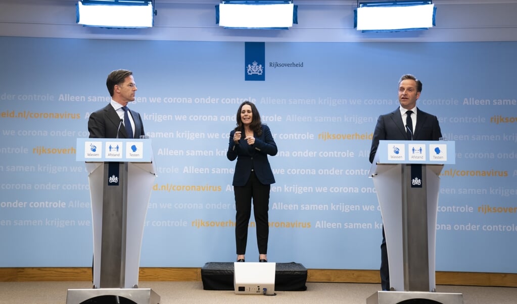 Demissionair premier Mark Rutte en demissionair minister Hugo de Jonge (Volksgezondheid, Welzijn en Sport) geven een toelichting op de coronamaatregelen in Nederland. Het kabinet maakt de voorwaarden voor versoepelingen bekend. (beeld anp / Bart Maat)