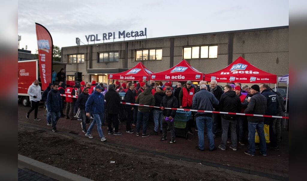 2018-11-02 07:21:56 HENDRIK-IDO-AMBACHT - Werknemers van metaalbedrijven rond Rotterdam schrijven zich bij de poorten van VDL RPI, in als staker. In de metaalsector wordt maandenlang actie gevoerd voor een nieuwe cao. ANP OLAF KRAAK (beeld anp / Olaf Kraak)