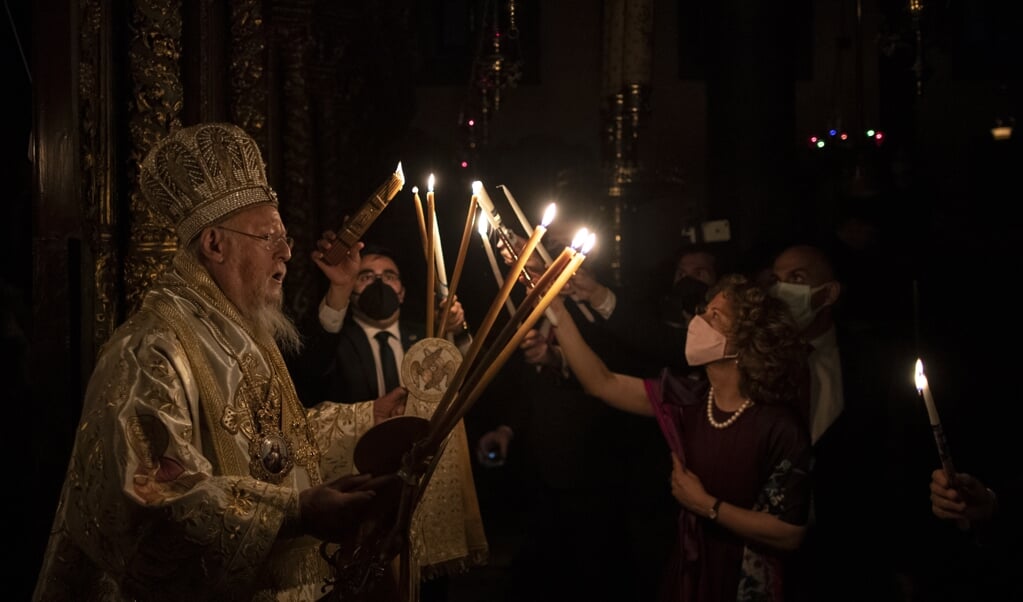 Oecumenisch patriarch Bartholomeüs I van Constantinopel viert de opstanding van Christus tijdens het Orthodoxe Paasfeest, in de nacht van zaterdag op zondag. (beeld epa / Erdem Sahin)