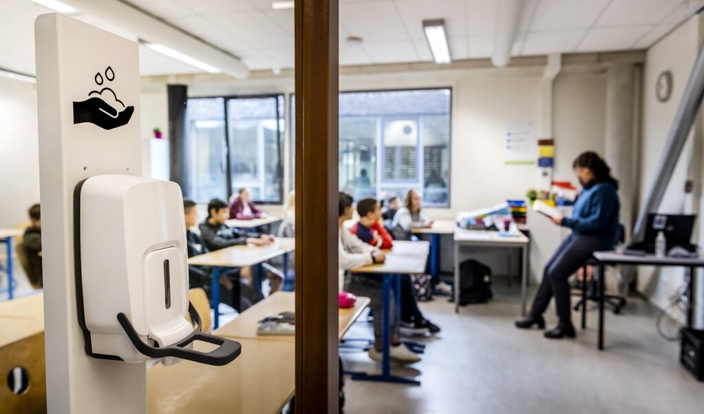 Een dispenser om de handen te ontsmetten. Scholen nemen extra maatregelen sinds de nieuwe stijging van het aantal coronabesmettingen. (beeld anp / Remko de Waal)