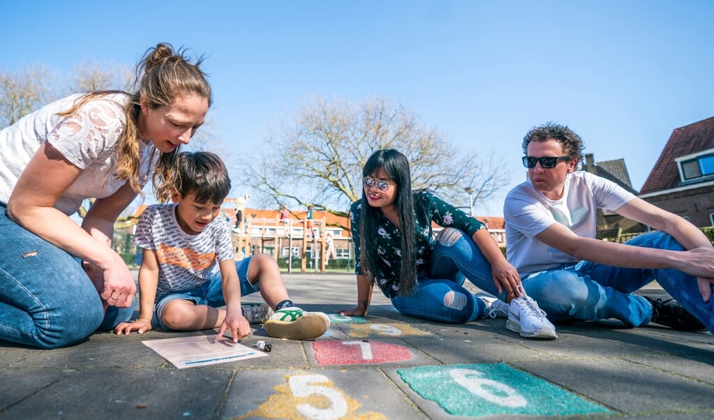 Noah met zijn ouders en Marjan Verhoeven. Marjan begeleidt Noah om zijn prestaties op school te verbeteren. (beeld Jeroen Jumelet)