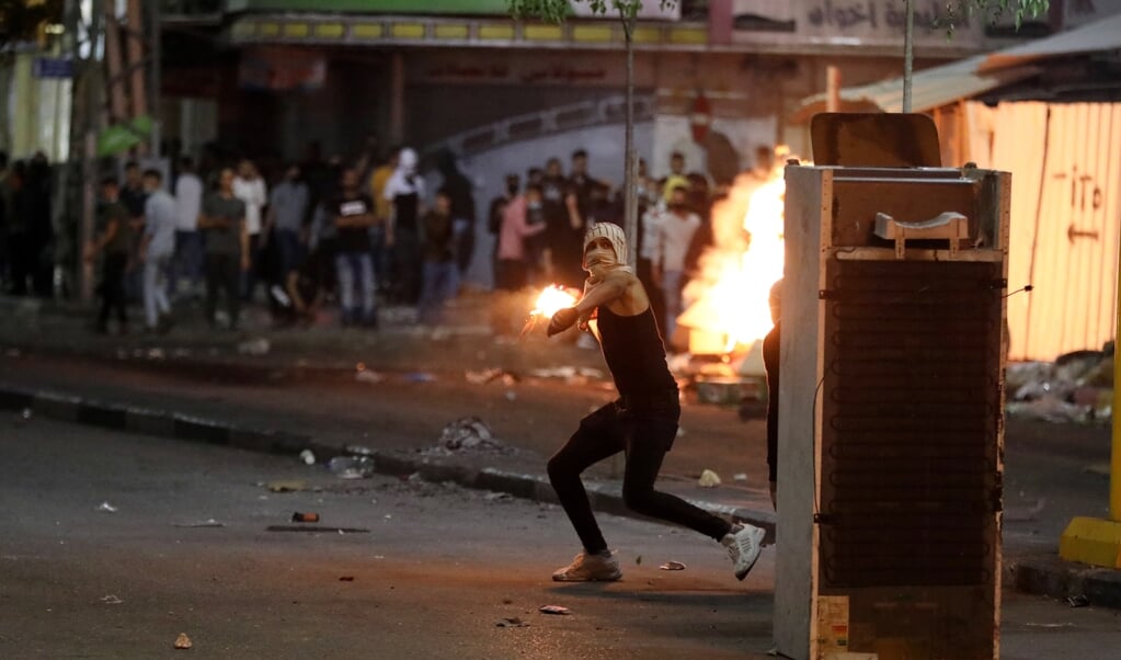 In meerdere steden komen Arabische Israëliërs van Palestijnse komaf in opstand tegen de regering, terwijl Israël en de Palestijnse groeperingen in de Gazastrook raketaanvallen uitwisselen. (beeld epa / Abed al Hashlamoun)