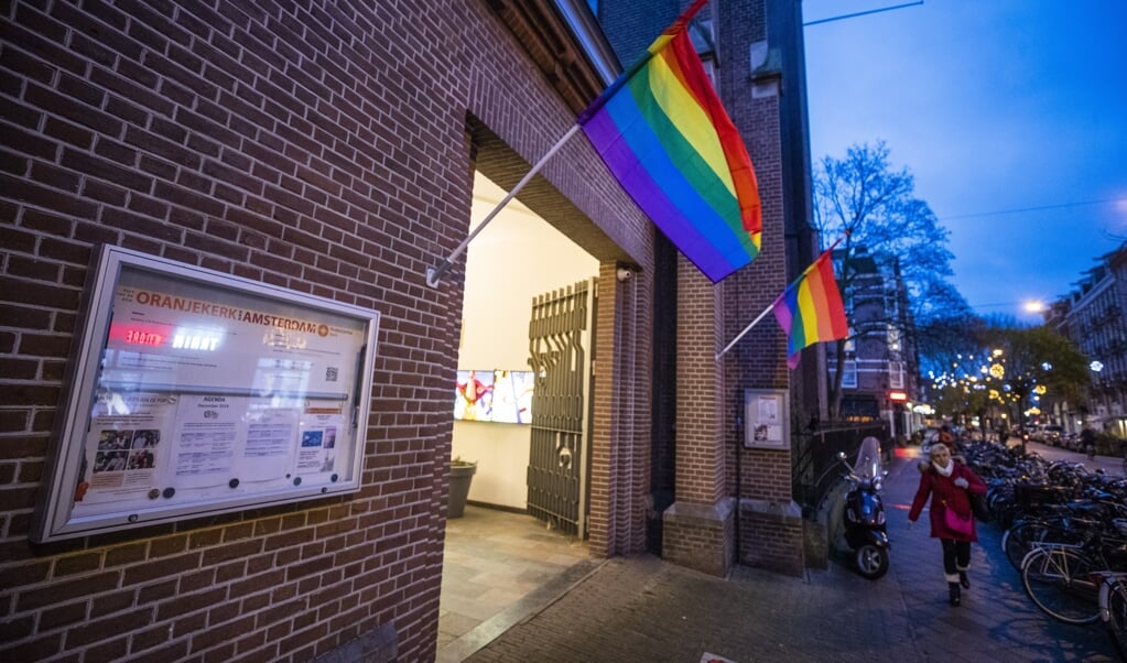 Een regenboogvlag hangt uit bij de Oranjekerk in Amsterdam als statement tegen de zogeheten Nashville-verklaring. (beeld anp / Jeroen Jumelet)