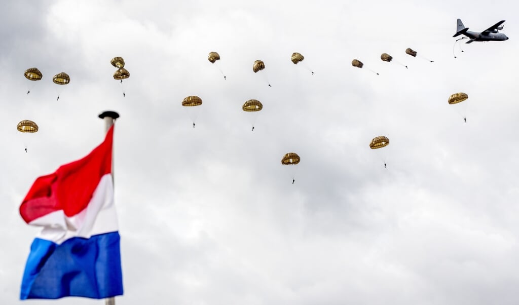 2018-09-22 12:29:56 EDE - De paradropping van de Rode Baretten op de Ginkelse Heide tijdens de herdenking van Market Garden. In het hele gebied rond Arnhem en Nijmegen zijn herdenkingen van de operatie in september 1944, waarmee de bevrijding van Nederland begon. ANP KOEN VAN WEEL (beeld anp / Koen van Weel)