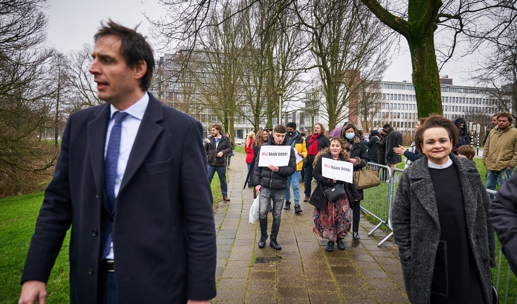 Minister Wopke Hoekstra en staatssecretaris Alexandra van Huffelen bij gedupeerden van de toeslagenaffaire. Deze affaire bracht een breuk in het bijstandsbeleid teweeg. (beeld anp / Phil Nijhuis)