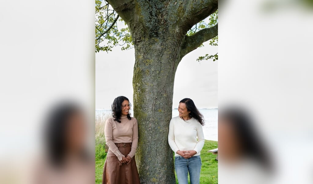 De zussen Doriet (rechts) en Mirjam Begemann. Zij zijn beiden geadopteerd vanuit Indonesië. Ze zouden zusjes zijn, maar bleken later geen enkele biologische verwantschap te hebben. (beeld © Dick Vos)