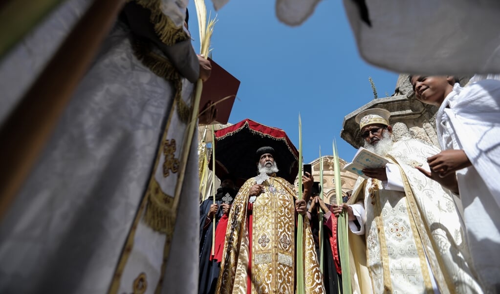 Patriarch Abune Mathias (midden) staat aan het hoofd van de Ethiopische-Orthodoxe Kerk. Hij spreekt zich uit over het conflict in Tigray: 'Wat daar plaatsvindt is barbaars.' (beeld Epa/abir Sultan)