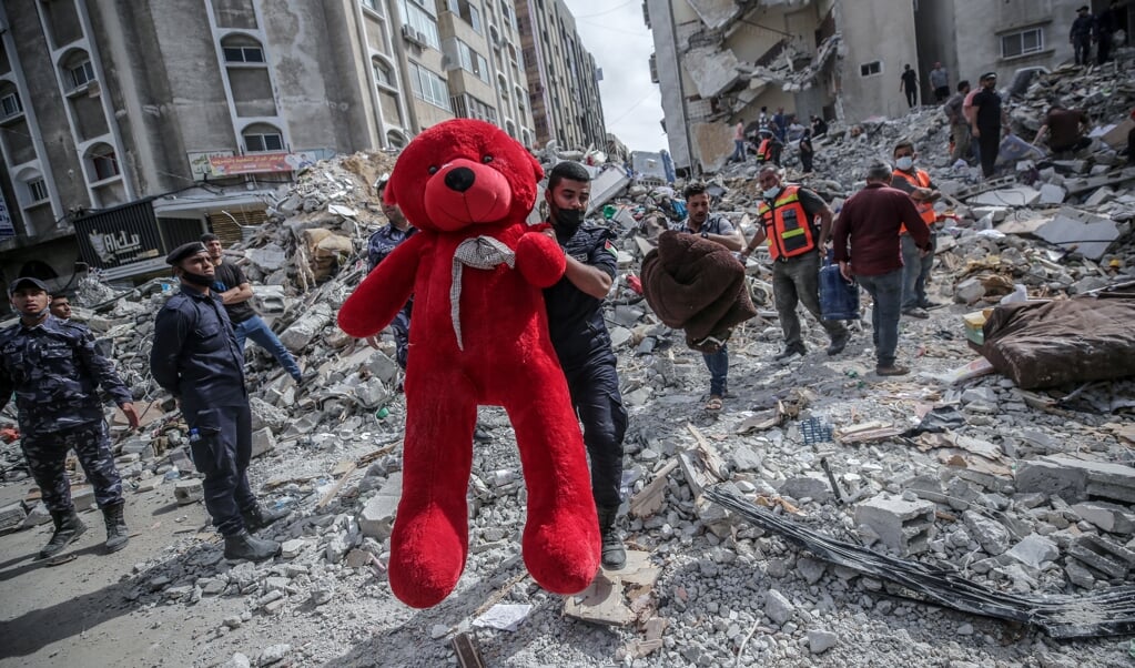 Een Palestijn tilt een teddybeer uit het puin in Gaza-stad. De onlusten tussen Joden en Arabieren binnen Israël zijn, veel meer dan het Gaza-front, de sleutel om het Palestijns-Israëlisch conflict te begrijpen. (beeld epa / Mohammed Saber)