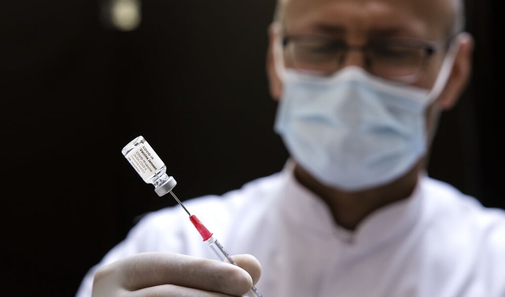 Ruim de helft van de lezers van het Reformatorisch Dagblad laat zich niet inenten tegen het coronavirus. Op de foto het Janssen-vaccin. (beeld anp / Ramon van Flymen)