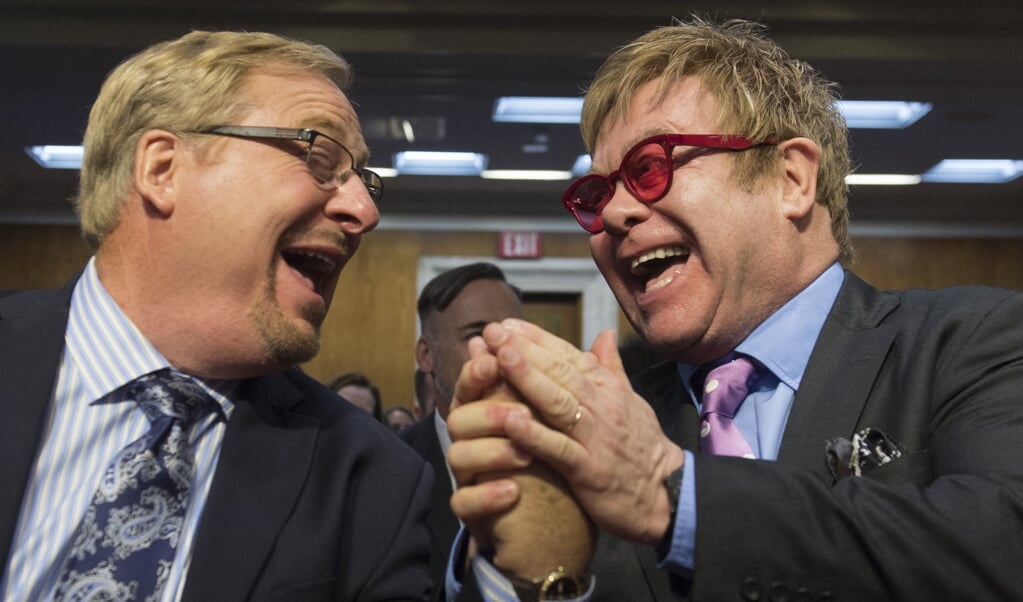 Elton John en Rick Warren van de Saddleback Church voerden in 2015 samen actie voor bewustwording over en hulp aan aidsprogramma's. (beeld afp / Saul Loeb)