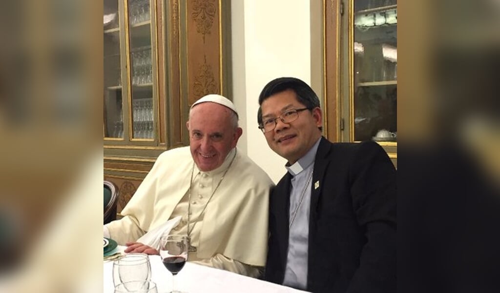 De profielfoto van bisschop Vincent Long op Twitter, waarop hij samen met paus Franciscus staat afgebeeld. (beeld Twitter @VincentOFMConv)