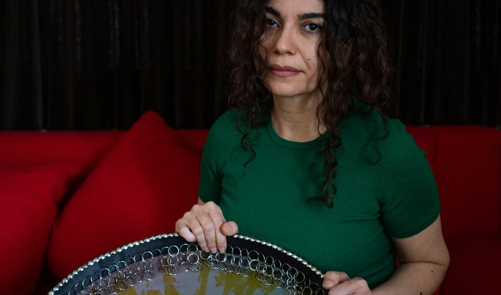 Firoozeh Farjadnia met de Daaf, een Iraans instrument dat haar vader zo goed bespeelde. (beeld Jeroen Jumelet)