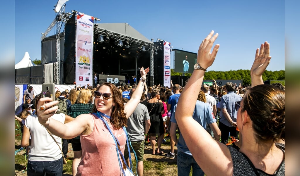 Archieffoto 2019: Bezoekers tijdens het Bevrijdingsfestival op het Malieveld. (beeld anp / Remko de Waal)
