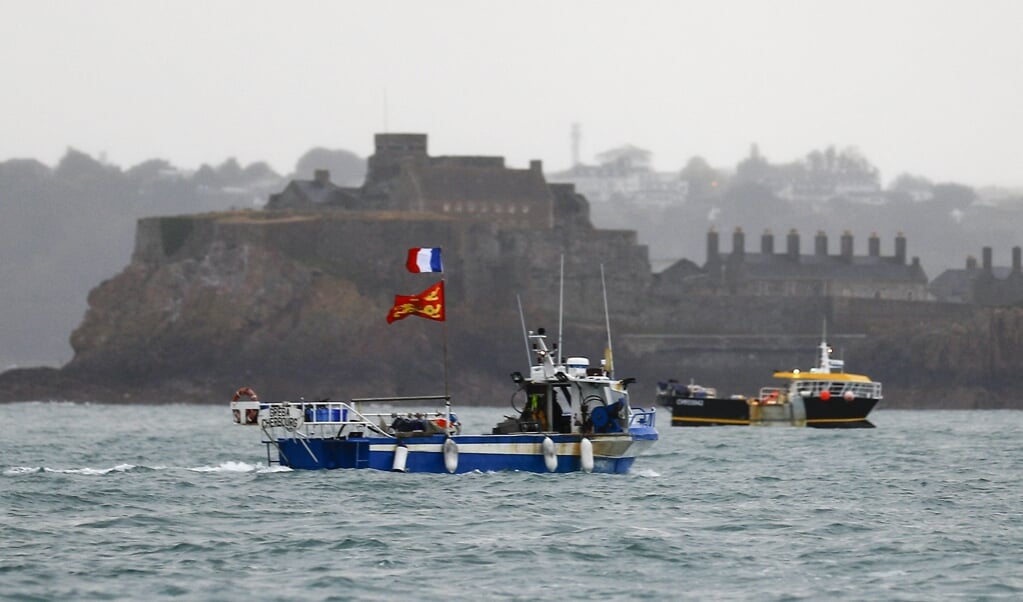 Franse vissers protesteren met hun schepen voor het Britse eiland Jersey. (beeld afp / Sameer Al-Doumy)