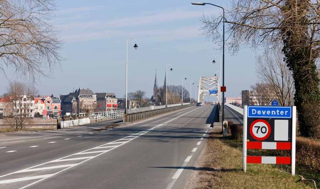 Wethouder Rob de Geest (PvdA, Wonen en Minimabeleid) ziet dat de woningmarkt in Deventer door instroom vanuit de Randstad nog meer onder druk is komen te staan. (beeld istock)