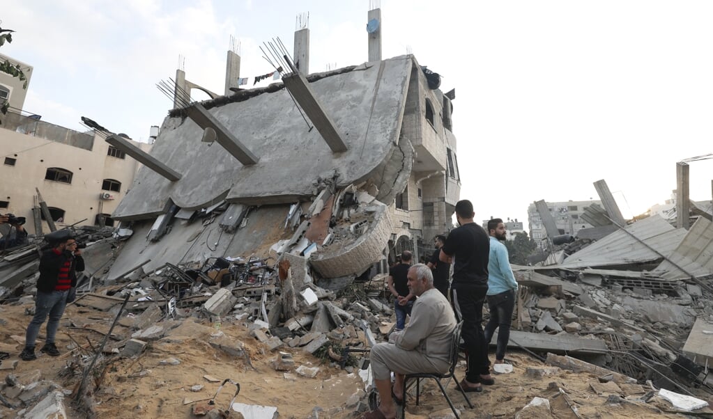 Palestijnen bij hun door Israël verwoeste huis in Beit Lahia op de Gazastrook. Israël antwoordde met luchtaanvallen na raketaanvallen vanuit de Gazastrook. Al dagen lopen de spanning in Israël en de Palestijnse gebieden op. (beeld afp / Mahmud Hams)