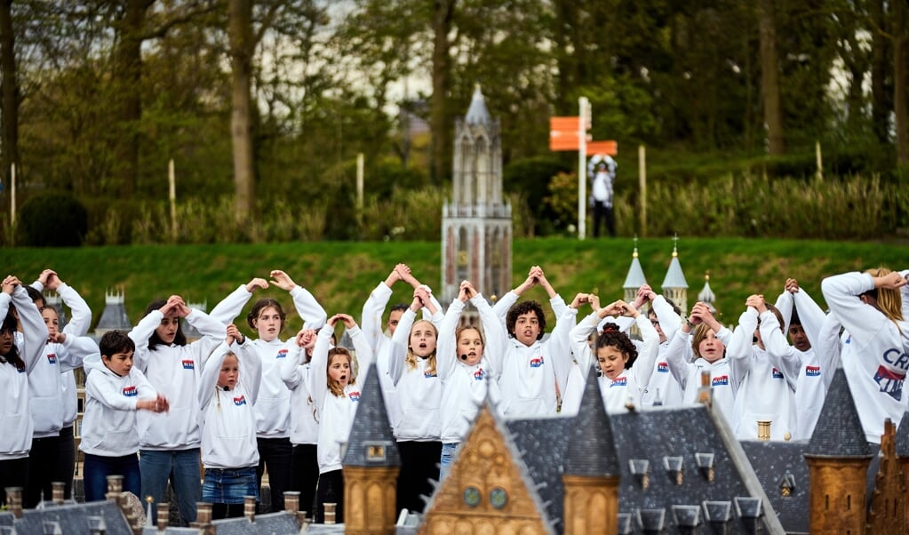 'Iedereen maakt deel uit van de samenleving. De brave burger en de asociale klaploper, de veelverdiener en de armoedzaaier, de autochtoon en de allochtoon, de gezonde en de zieke.' de Kinderherdenking in Madurodam. (beeld anp / Phil Nijhuis)