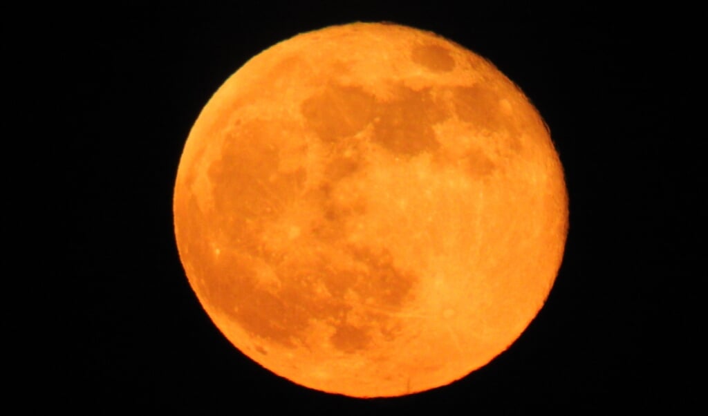 Op Koningsdag kregen we een supermaan, maar de Volle Maan van 26 mei is nog net iets groter. (beeld Kees de Heer)