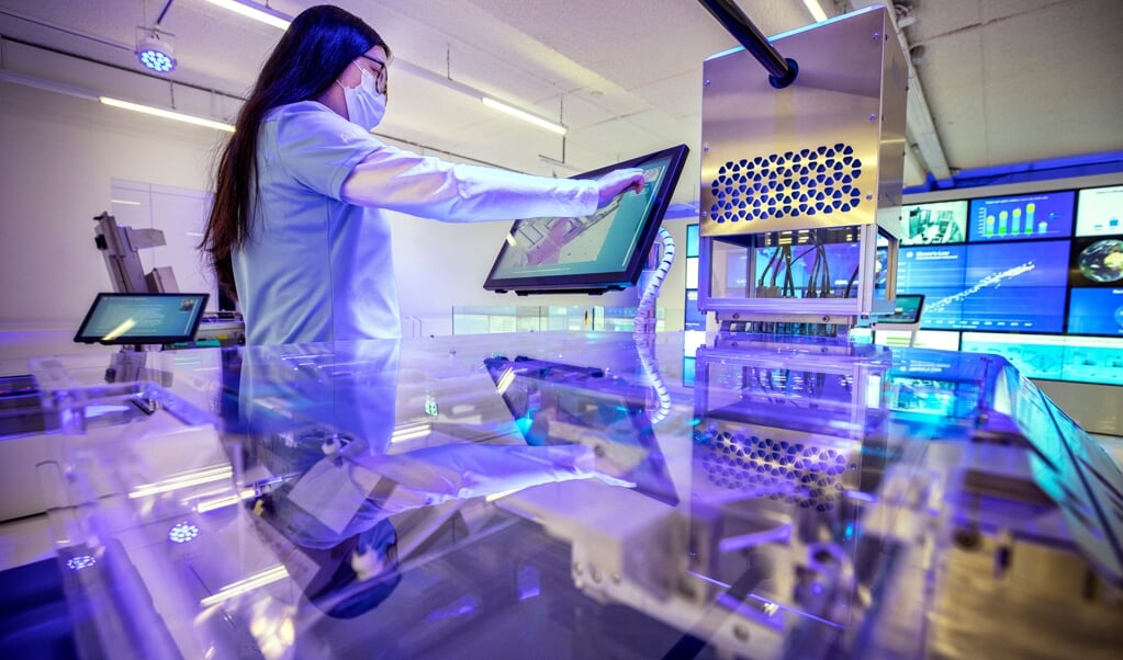 Een cleanroom in het ASML Experience Centre in Veldhoven. Het bedrijf is cruciaal voor de chipproductie in de wereld. (beeld Raymond Rutting)
