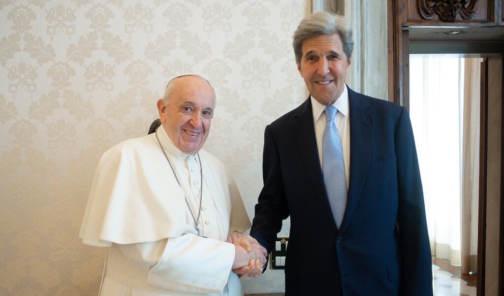 Paus Franciscus ontving de Amerikaanse klimaatgezant John Kerry op 15 mei in privé-audiëntie. Kerry bezoekt de Europese steden Rome, Berlijn en London in zijn voorbereiding op de milieutop in Glasgow later dit jaar. (beeld afp / Vatican Media )